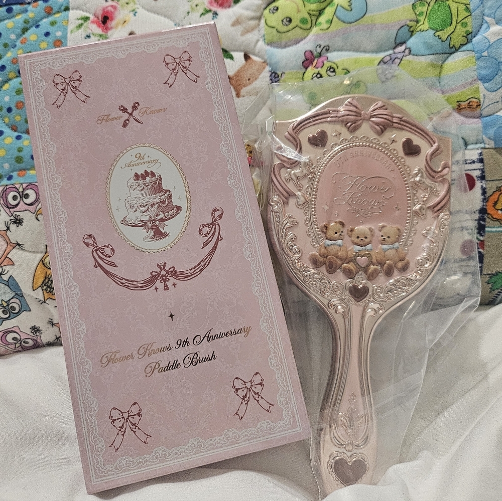 Flower‎ Knows 9th Anniversary Paddle Brush
